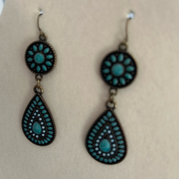 Turquoise colored dangle earrings. Great condition. - Picture 2 of 5